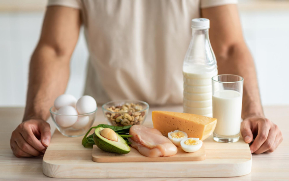 Mesa con alimentos frescos y naturales para una dieta equilibrada
